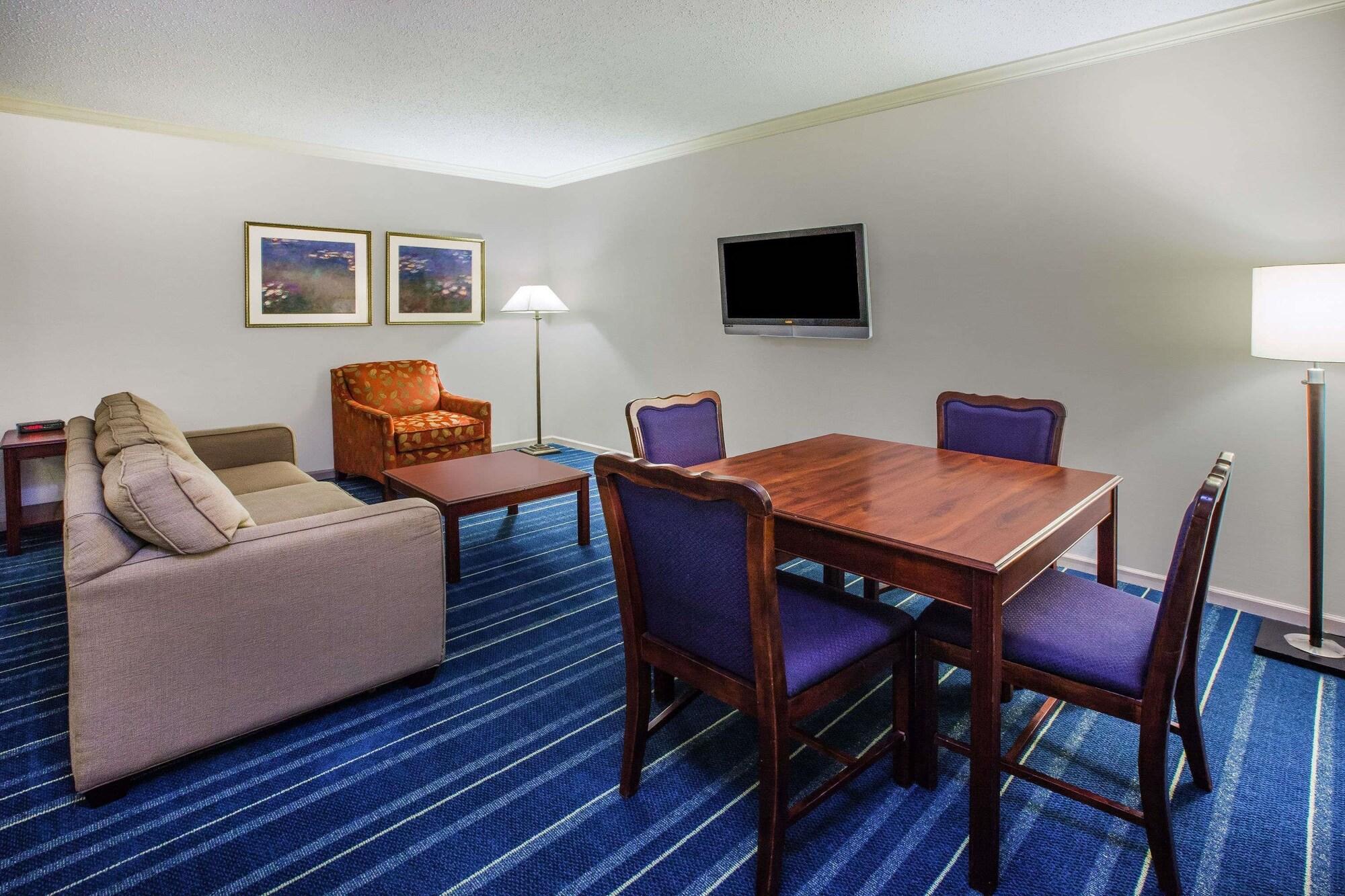 Days Inn By Wyndham Midland Exteriér fotografie